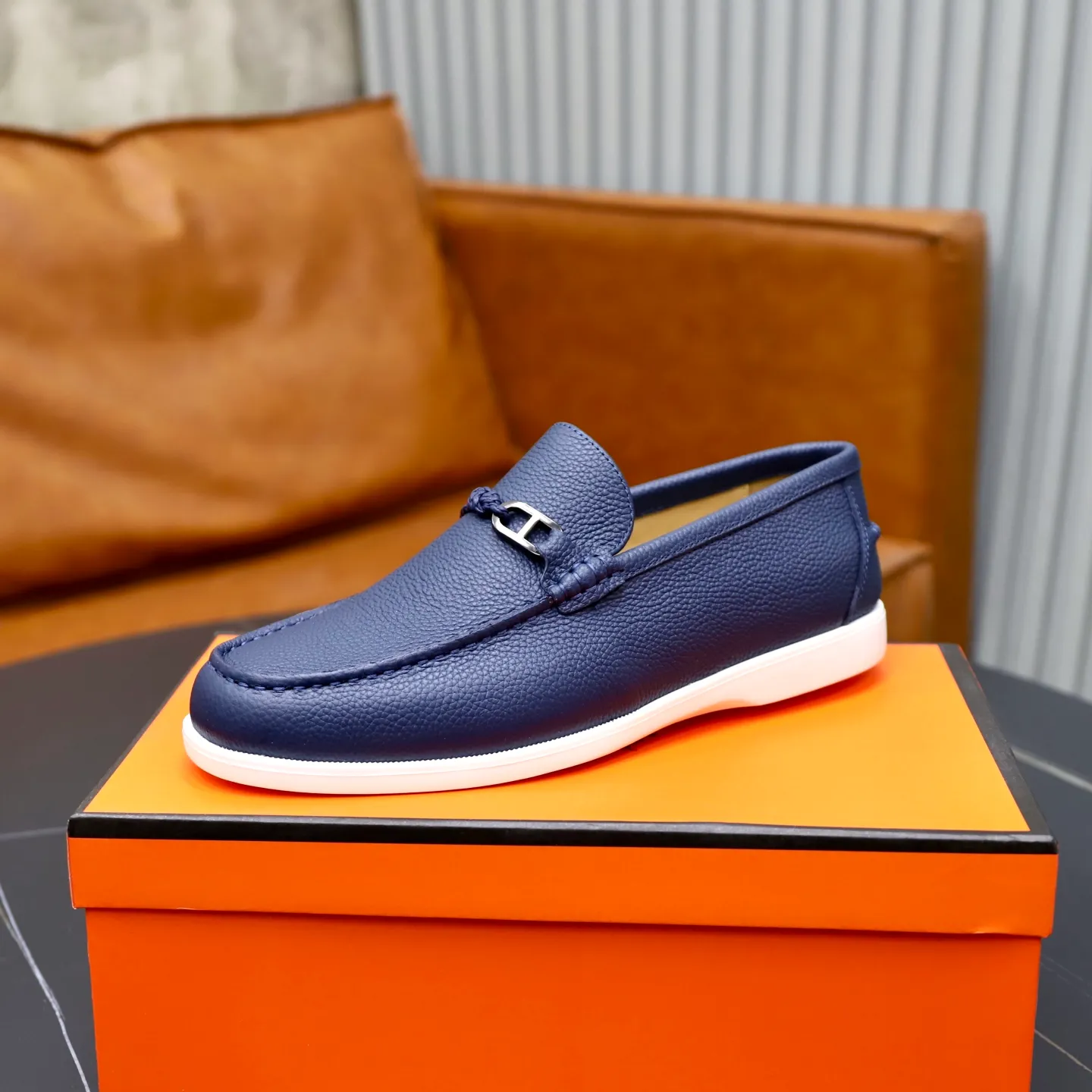 Ex-factory price: 560💰Hermès/Hermès slip-on men's shoes. This shoe is made of imported pebbled cowhide. It has simple and smooth lines and is combined with aerodynamically designed 3CM rubber foam ultra-light soles! Youthful and fashionable, classic H-shaped hardware buckle decoration, calf lining gently wraps the feet, with logo cowhide feet, casual and urban style, highlighting youthful vitality, sports and leisure version, super versatile, code number: 38-39-40-41-42-43-44 standard leather shoe size (45 can be customized but does not support returns)